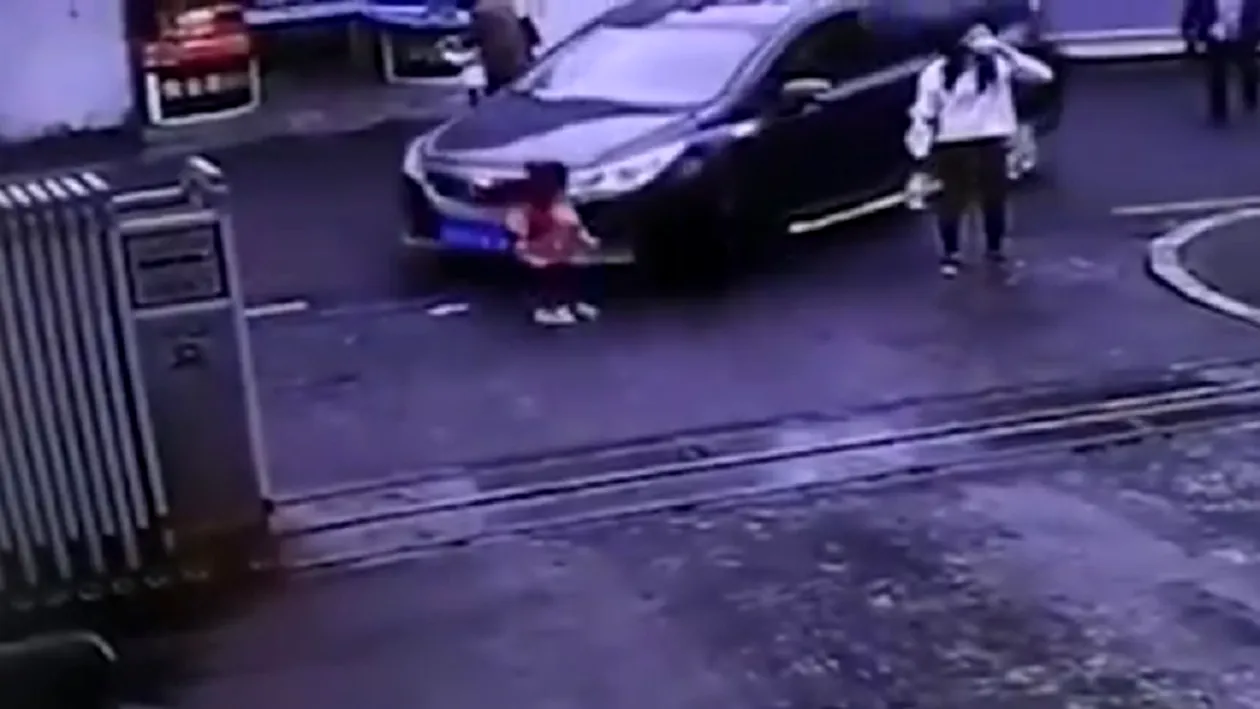 VIDEO / Scene de groază pe şosea! O fetiţă de 3 ani, călcată de maşină! Incredibil cum a scăpat