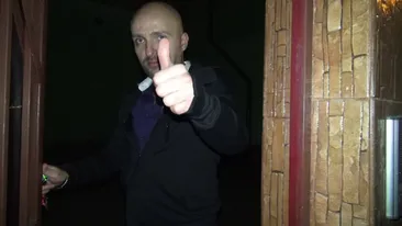 In videoclipuri apare alaturi de cele mai sexy femei, dar in realitate se culca singur cu burta plina de saorma! Cine sa fie?!