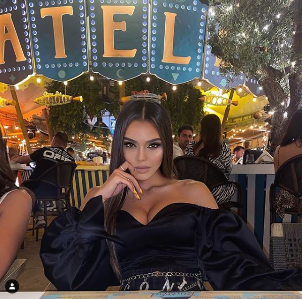 Karmen, apariție sexy și senzuală într-un club din Mamaia! Într-o rochie mulată și foarte scurtă, a fost filmată când și-a atins soțul în zona intimă