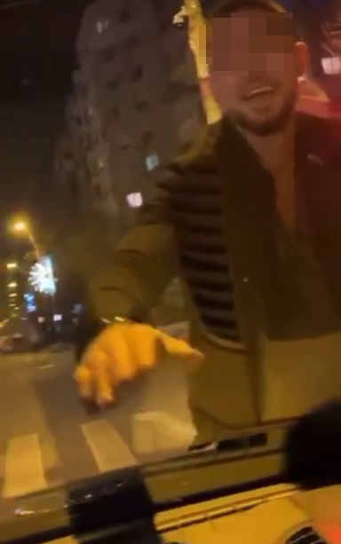 Jador a condus cu un bărbat suit pe capotă