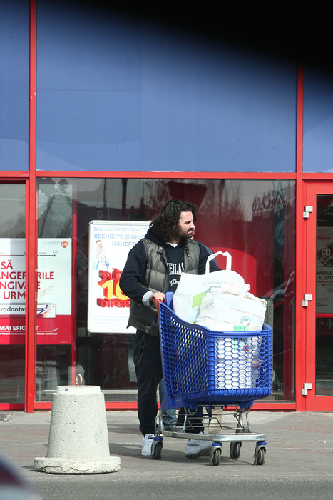 Artistul caută cu privirea locul unde a parcat maşina