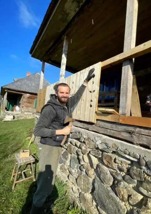 Cum arată casa lui Sorin Brotnei din Maramureș. Acoperișul e realizat într-un mod care nu se mai folosește în prezent