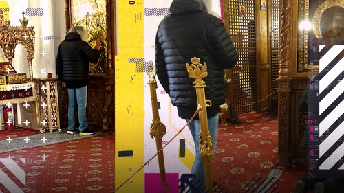 Celebrul solist al trupei ”Iris” s-a rugat la icoana Fecioarei Maria după ce s-a vindecat miraculos! Imagini în exclusivitate