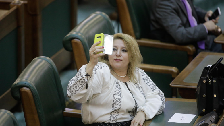 Melodia și clipul Loredanei Groza care nu au fost niciodată difuzate! Cântăreața rupe tăcerea: ”Mi-a pus o fustă până-n pământ…” VIDEO