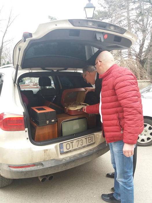 Donatorii își descarcă portbagajul la muzeu