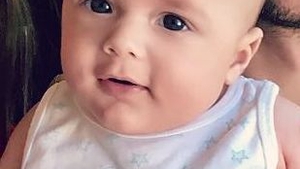 E superb! Fiul carui cantaret de la noi e bucalat si iubibil! Ghicesti cine e tatal lui?