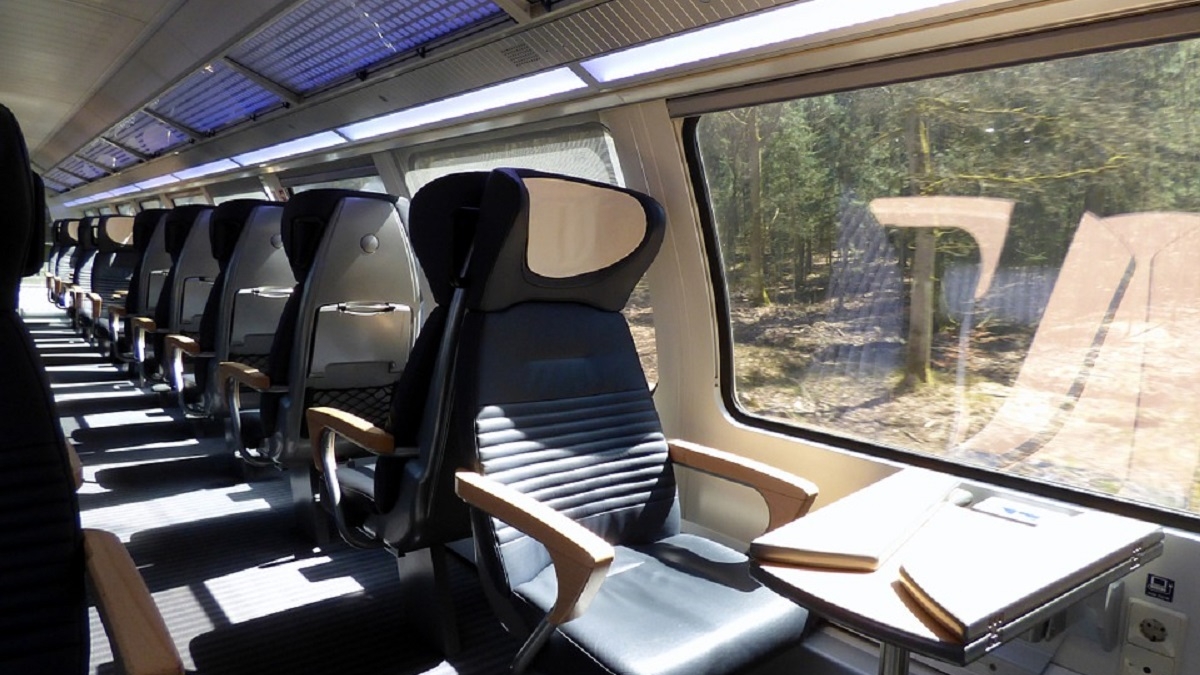 Bancul zilei | Un bâlbâit urcă într-un tren