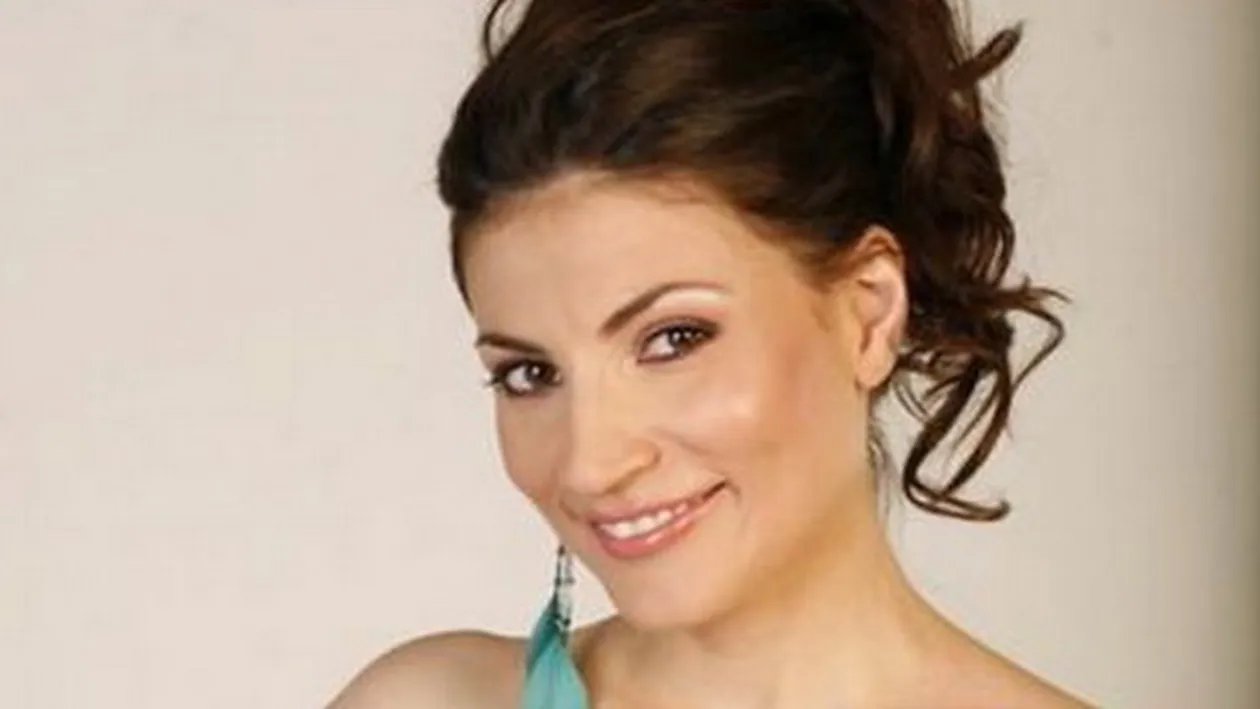 Concediaza croitoreasa! Cum a reusit Ioana Ginghina sa-l socheze pe stilist, intr-o rochie prea lunga, cu un decolteu prea inalt