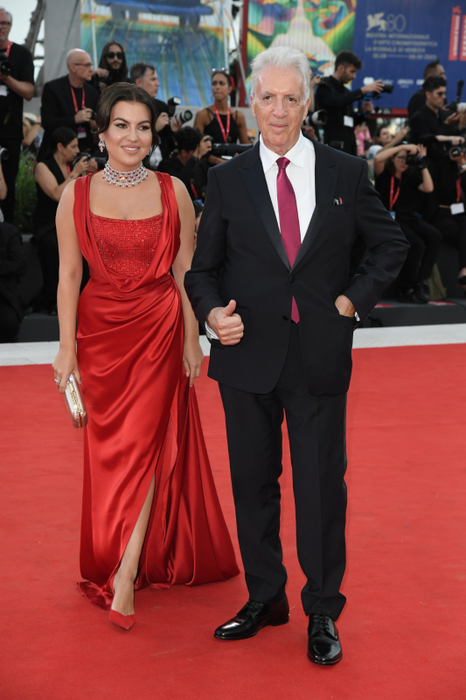 La gât, doamna Ferrari a ales să poarte un faimos brand italian de bijuterii, Roberto Coin 
( Sursa foto: Profimedia )
