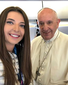 Mădălina Iacob, reprezentanta Observatorului de la Antena 1, este cel mai tânăr reporter acreditat la Vatican. 