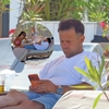 Robert Tudor, ai primit interdicție la distracție?! Îmbrăcat, încălțat și fără chef de glume, magicianul de la Neatza a stat cuminte pe șezlong
