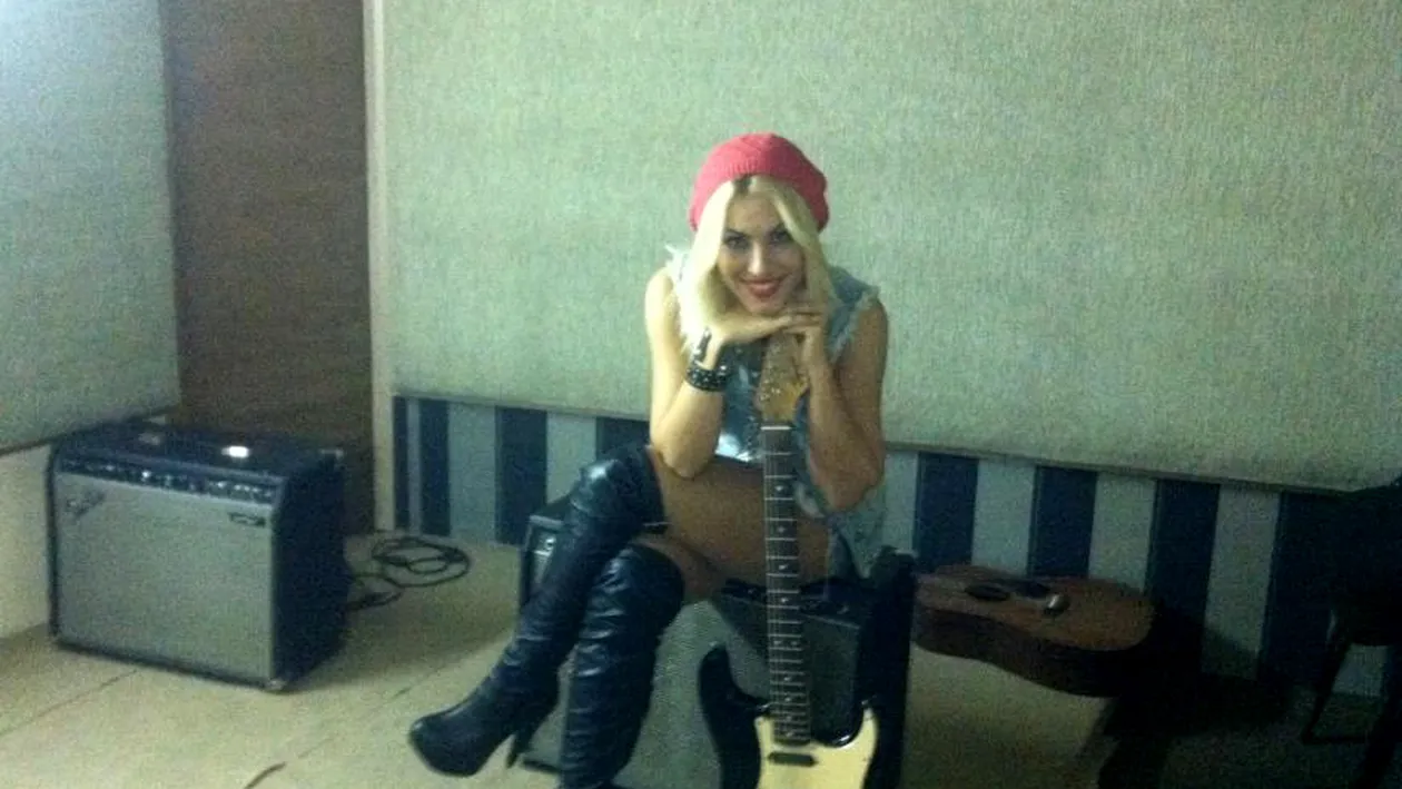 Simplă asemănare sau un nou personaj monden? Laura Cosoi în ipostaze de rockeriţă sau altcineva?