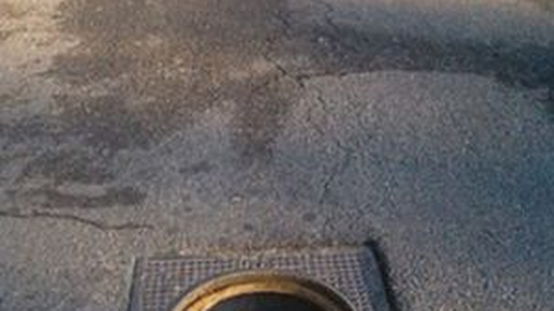 La un pas de moarte! O femeie din Arad a ajuns la spital, dupa ce a cazut intr-un canal descoperit