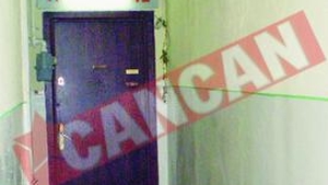 "Bancherul sinucigas", baricadat in casa
