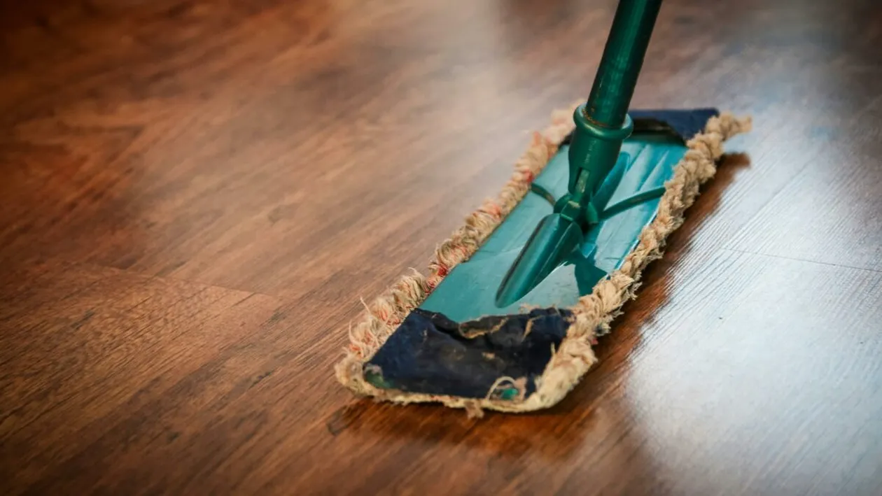 Cum cureți corect podelele din lemn primăvara. Cele două ingrediente din bucătărie care salvează situația