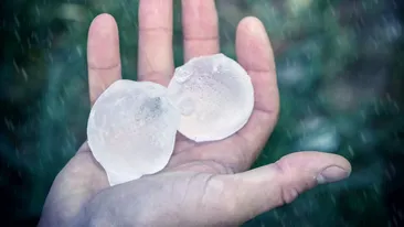 Grindină cât pumnul, după o furtună violentă! Zeci de mii de case, în beznă