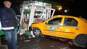 Accident spectaculos in Crangasi! Doua taxiuri au intrat intr-o florarie de cartier si au facut-o praf!