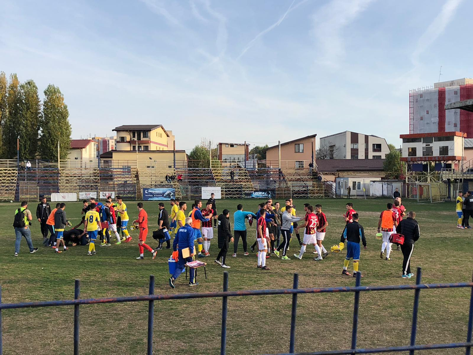 Încăierare în final de meci, cu managerul lui Carmen București trântit la pământ