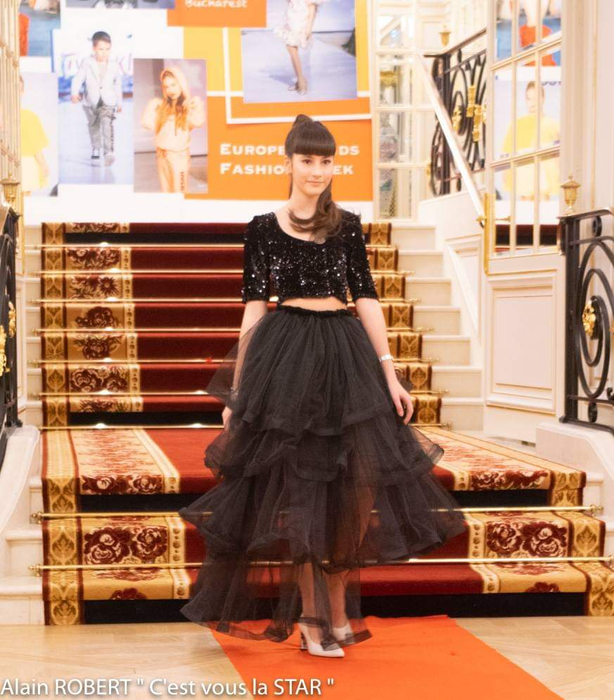 Raisandra a strălucit pe catwalk-ul de la Paris în creațiile unor designeri români! Imagini de colecție cu talentata cântăreață