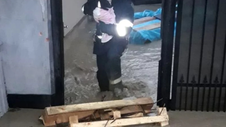 El este pompierul care, în timpul inundațiilor din Bistrița, a salvat un bebeluș de la moarte: ”Îmi venea să plâng...”