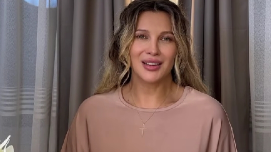 Lora, la un pas de leșin în avion. Artista a trecut prin momente de groază: ”M-au lăsat pe pistă”