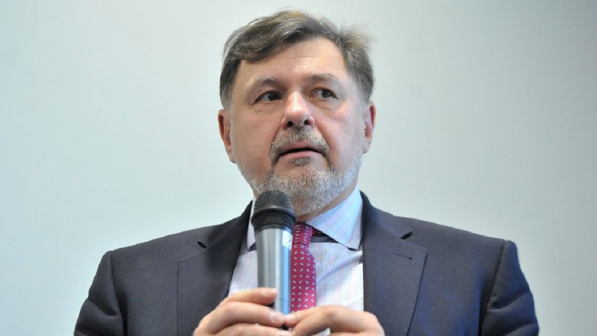 Alexandru Rafila a făcut anunțul. Când ar putea apărea primele doze de vaccin anti-COVID și cât ar costa