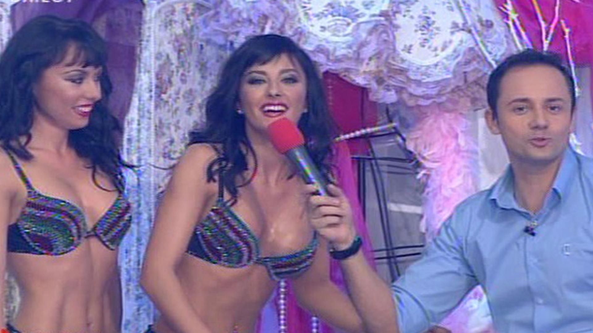 VIDEO SUPER SEXY! Cheeky Girls au facut baie in direct la TV! Uite cum s-au spalat una pe cealalta!