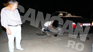 Ce milionar ghinionist! Dupa ce i s-a stricat salupa de 250.000 E in mijlocul lacului, a facut si pana la Bentley-ul decapotabil!
