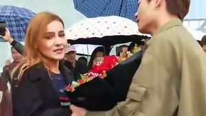 A făcut un scandal monstruos după ce iubita i-a refuzat cererea în căsătorie. Ce gest a făcut tânărul după ce a rămas cu ochii în soare