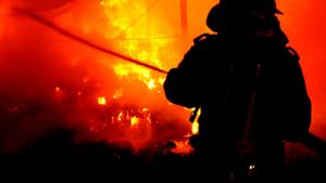 Cel puțin 19 persoane au fost rănite în urma unui incendiu izbucnit în apropierea Parisului