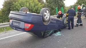 Patru persoane rănite, după ce o mașină s-a răsturnat în sensul giratoriu, la ieșirea din Ghimbav
