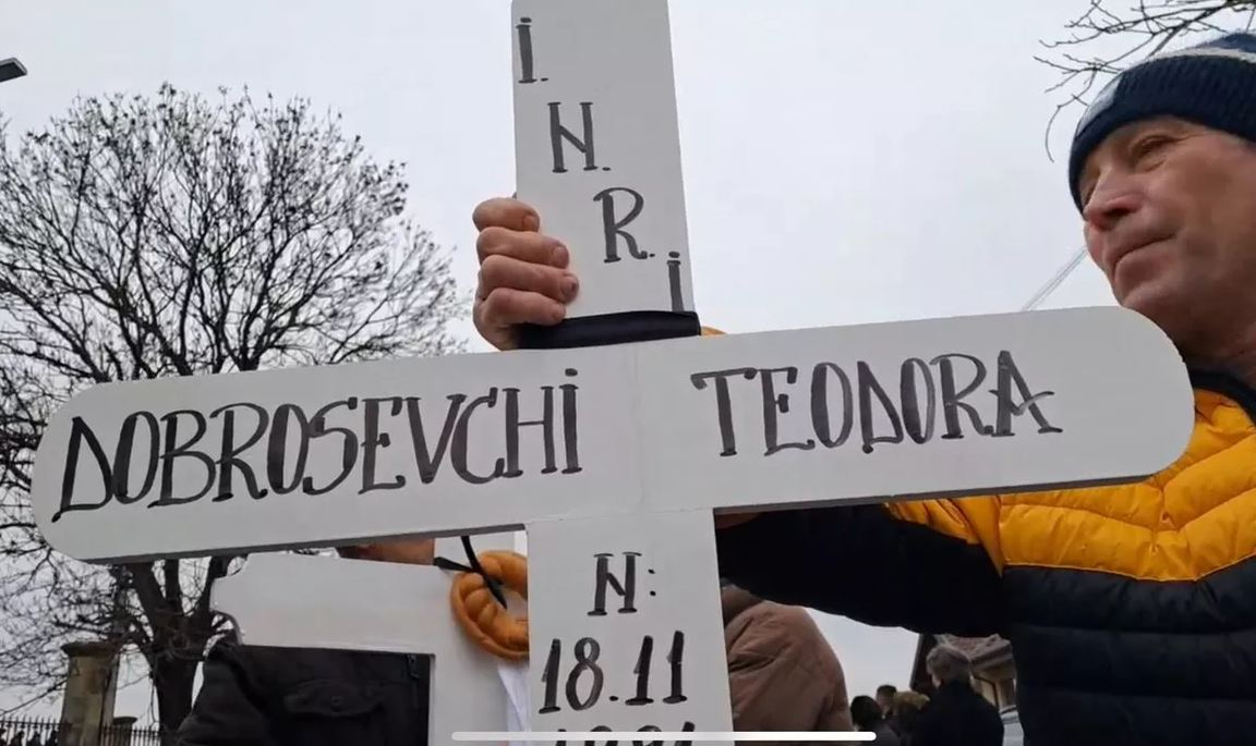 Imagini sfâșietoare! Constantin și Teodora au fost înmormântați împreună, iar micuța Sofia între ei