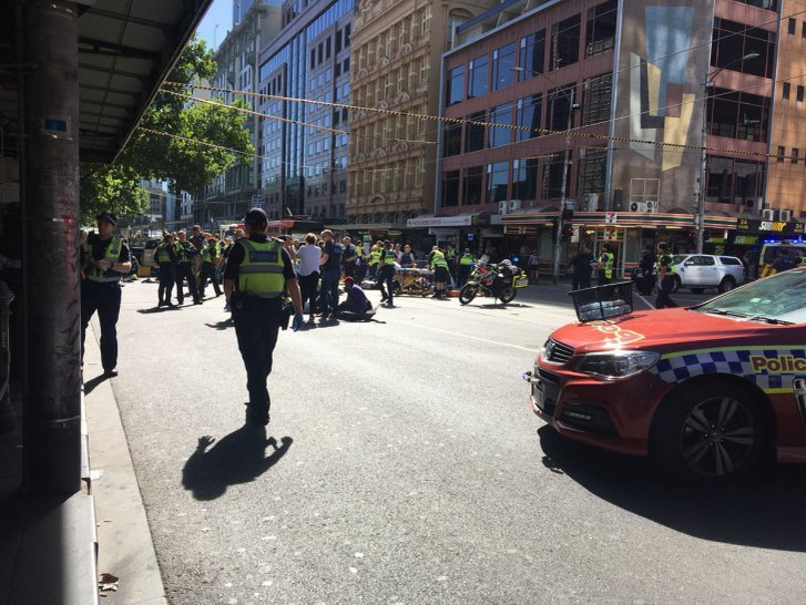 Teroare în Australia! Cel puţin 15 persoane lovite de o maşină care a intrat în mulţime. Declaraţii şocante ale martorilor: „Oamenii zburau peste tot”