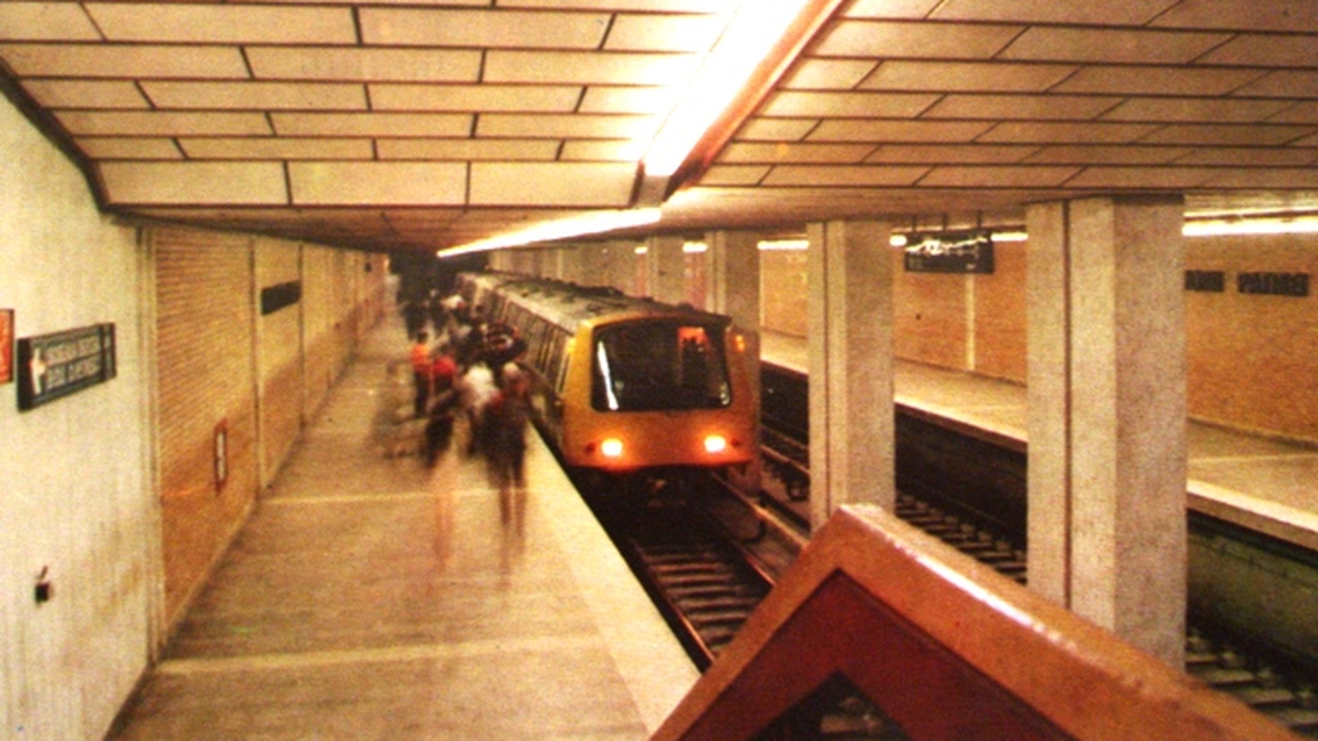 O persoană a fost lovită de metrou în stația Apărătorii Patriei