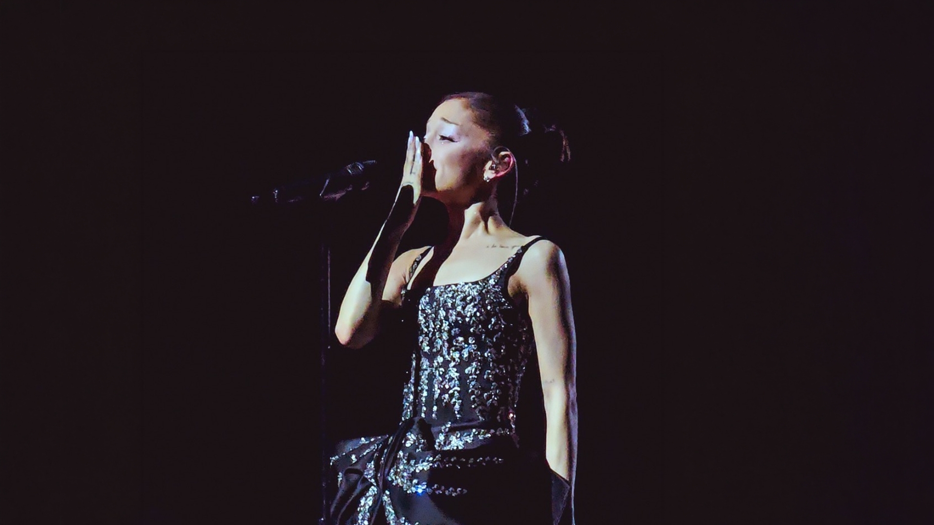 Ariana Grande a izbucnit în lacrimi la ultimul concert înainte de retragerea din lumina reflectoarelor. Mesajul emoționant pentru fani