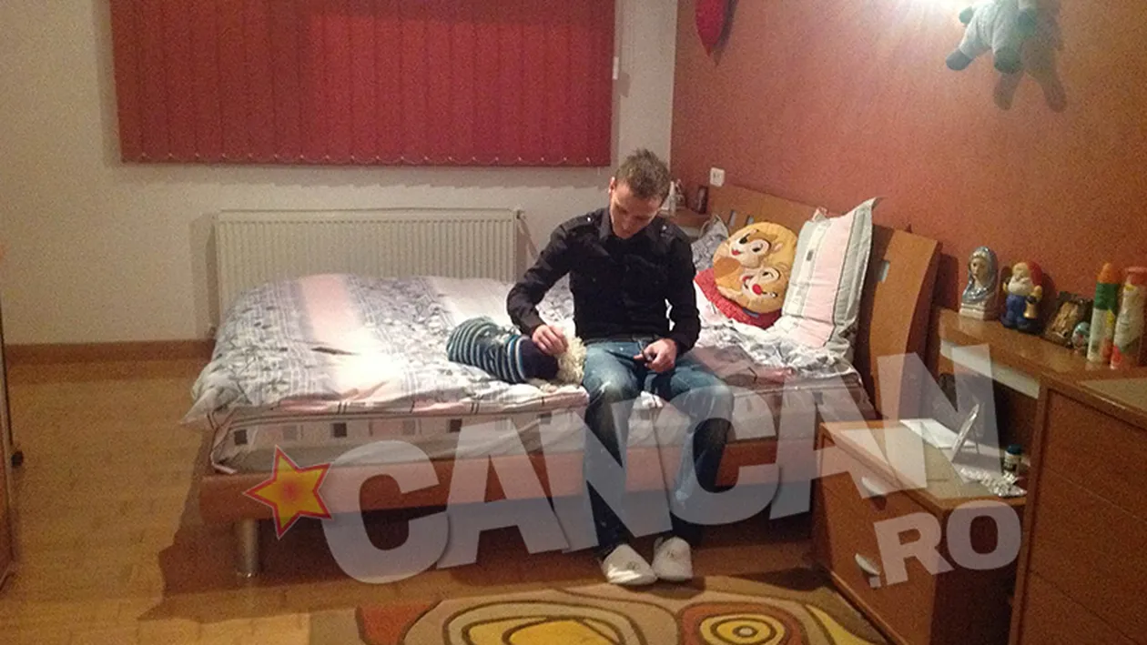 Mitea este devastat după despărţirea de Tonciu! A ajuns să ia antidepresive! Uite-l cum stă cu Puf, căţelul lor, în casa goală!