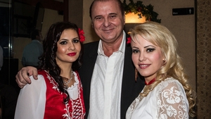 Ele sunt cele mai norocoase cantarete de muzica populara din Romania! Cativa milionari din America le-au ingropat in dolari!
