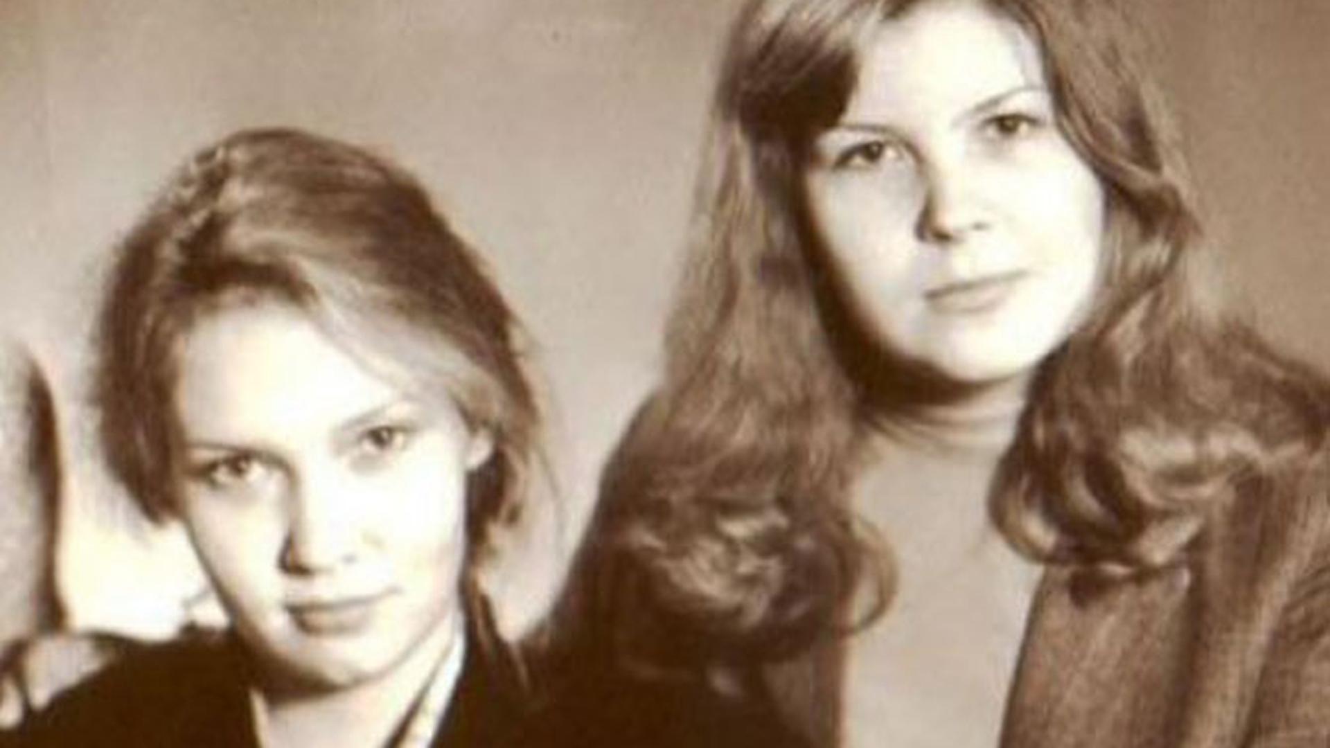 Calatorie in timp sau coincidenta extraordinara? Ce cauta Nicoleta Luciu si Elena Udrea intr-o poza de acum 30 de ani din Rusia sovietica?