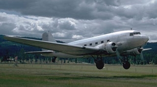 Sapte pasageri ai unui avion istoric au fost raniti, in timpul unei aterizari fortate