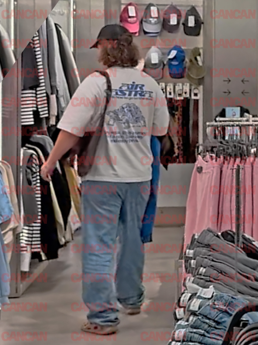 Radu Siffredi analizează cu atenție oferta din magazin