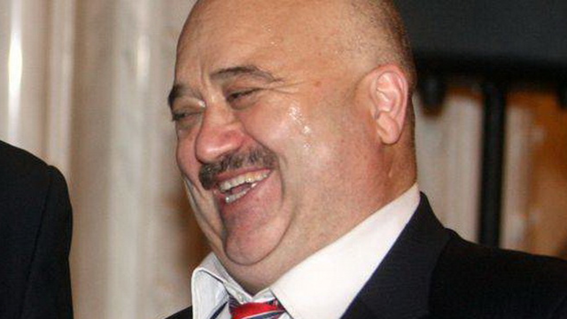 Toti l-au plans ca este cel mai sarac parlamentar, dar n-o sa crezi ce “ascunzatoare” are! Imagini incredibile cu vila lui Voicu!