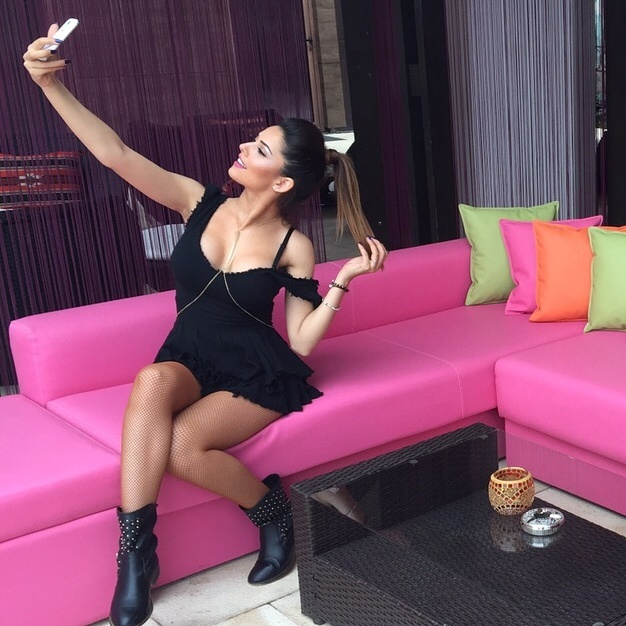 Andreea îşi face un selfie de toată frumuseţea
