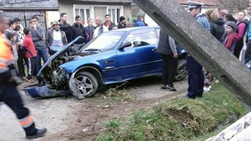 Accident spectaculos în Caraş Severin! A încercat să evite un motoscuter, dar a intrat într-un stâlp. Cum s-a încheiat totul