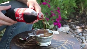Experimentul care te va da pe spate! Toarna Cola intr-un pahar si sucul INGHEATA pe loc! Cum e posibil