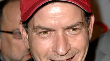 Charlie Sheen isi muta fostele neveste langa el