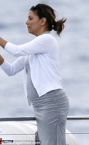 Celebra actriţă EVA LONGORIA e însărcinată? A fost fotografiată cu „burtica de gravidă“ la vedere pe-o plajă