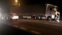 Neatenția îl putea costa viața pe un șofer din Argeș. Nu s-a asigurat și a fost izbit de un tir. A rămas încarcerat