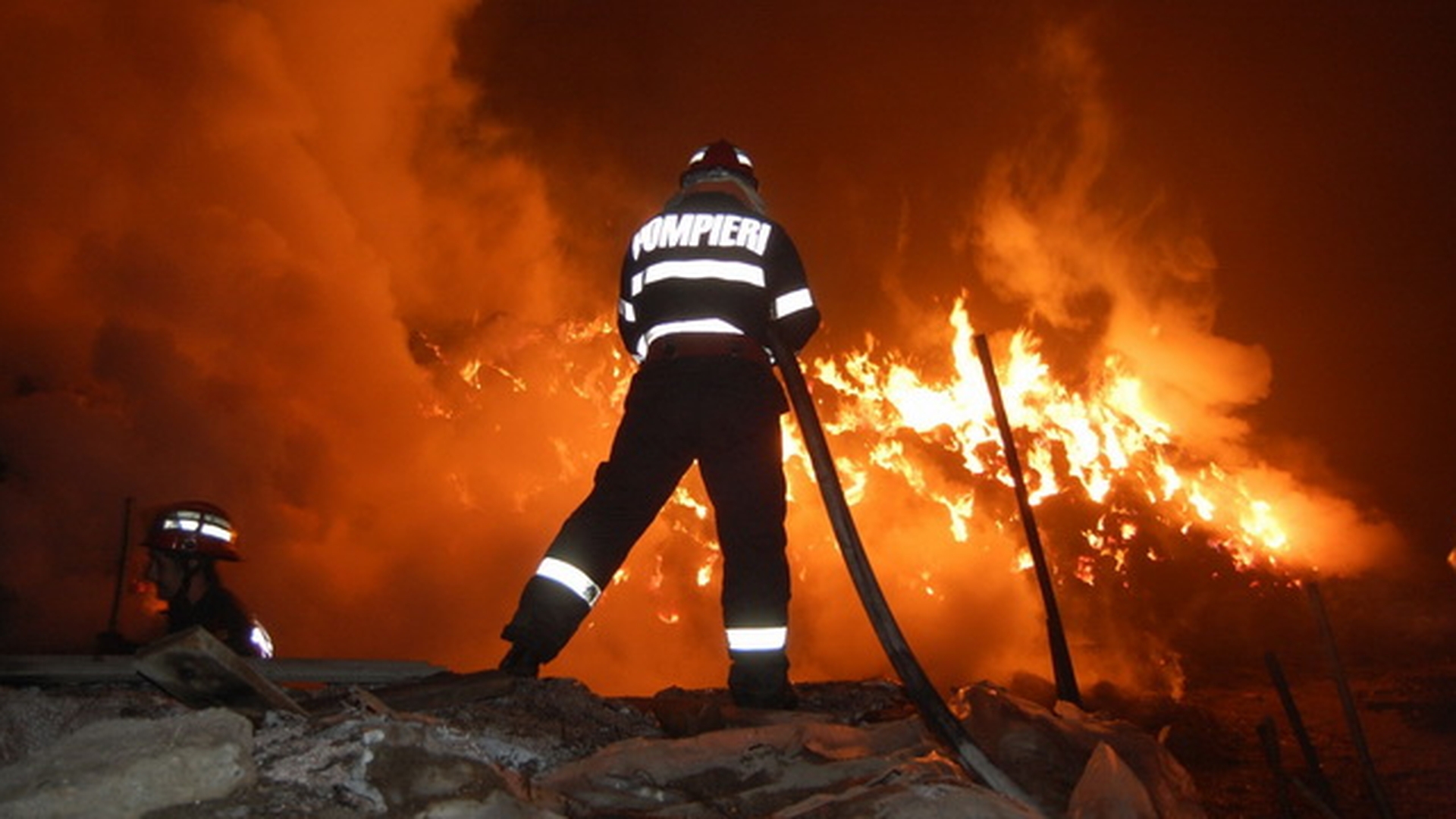 Incendiu devastator! Pompierii se lupta sa stinga focul izucnit la Seminarul Teologic din Suceava!