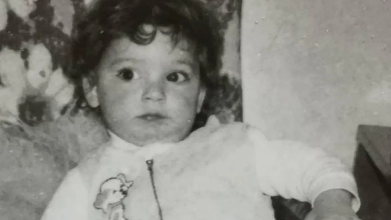 Foto-ghicitoare. Băiețelul cu părul creț din imagine este acum un cunoscut actor de la noi din țară