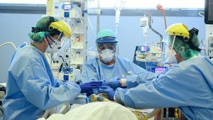 Primul pacient care a refuzat tratamentul pentru coronavirus a murit la spital
